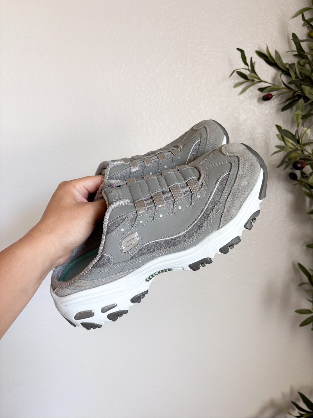 Skechers D’Lites Light Gray Slip-On Walking Sneakers 8.5